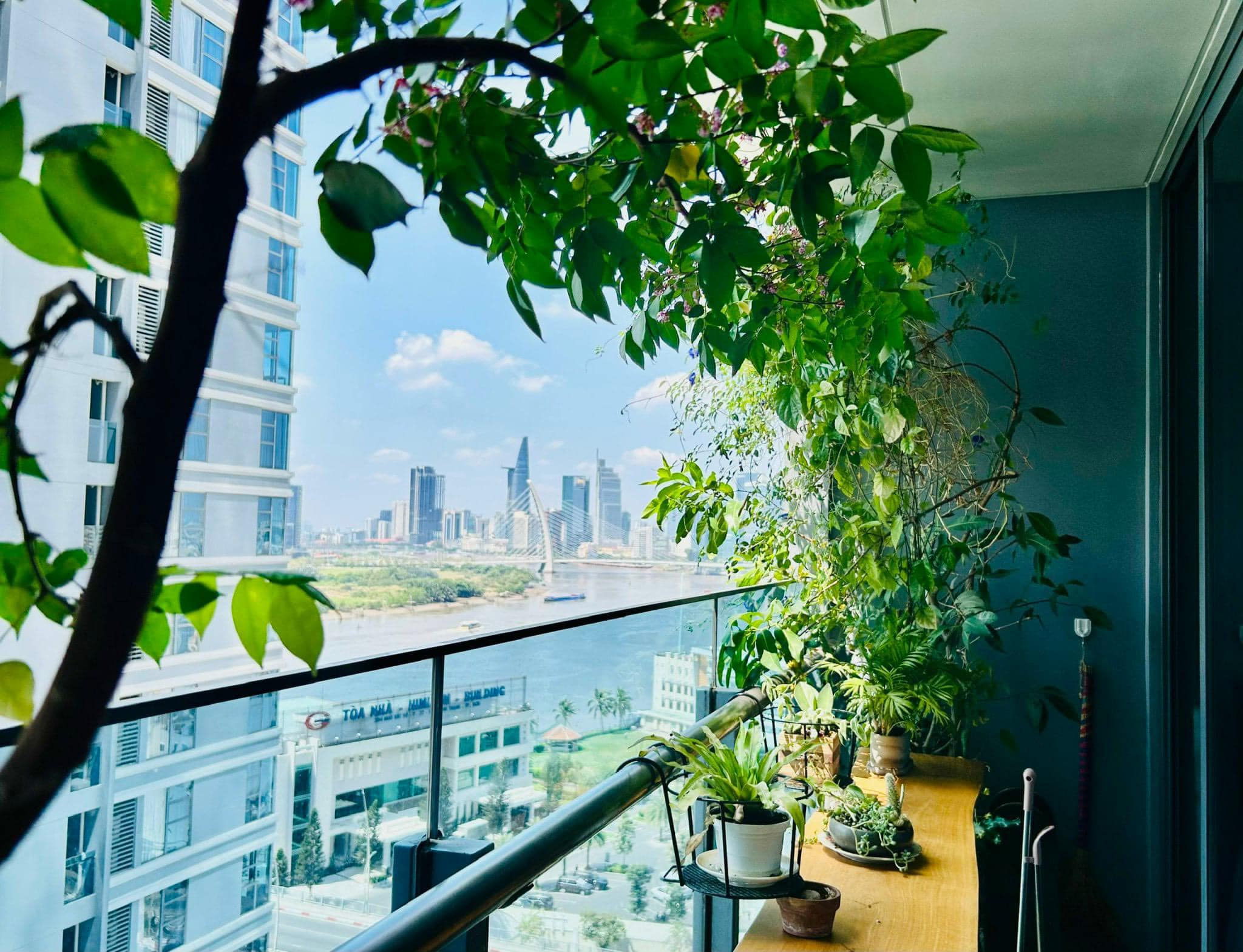 Giá rẻ! CC bán căn hộ 2PN có sân vườn 35m2 view sông đẹp nhất. Tổng DT 140m2 full nội thất ở ngay