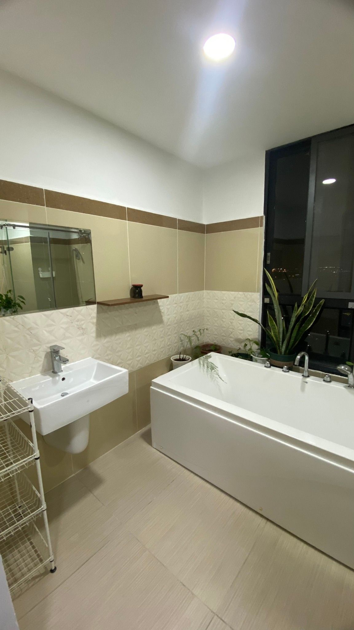 Cho thuê Gold View 2PN 2WC view vườn treo full nội thất đẹp giá 16tr ở liền; LH: 0972 443 ***