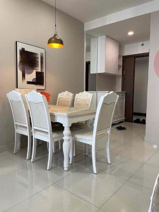 Bán gấp officetel Saigon RoyaL, 43m2, đủ nội thất giá: 3.5 tỷ. LH: 0906 378 ***