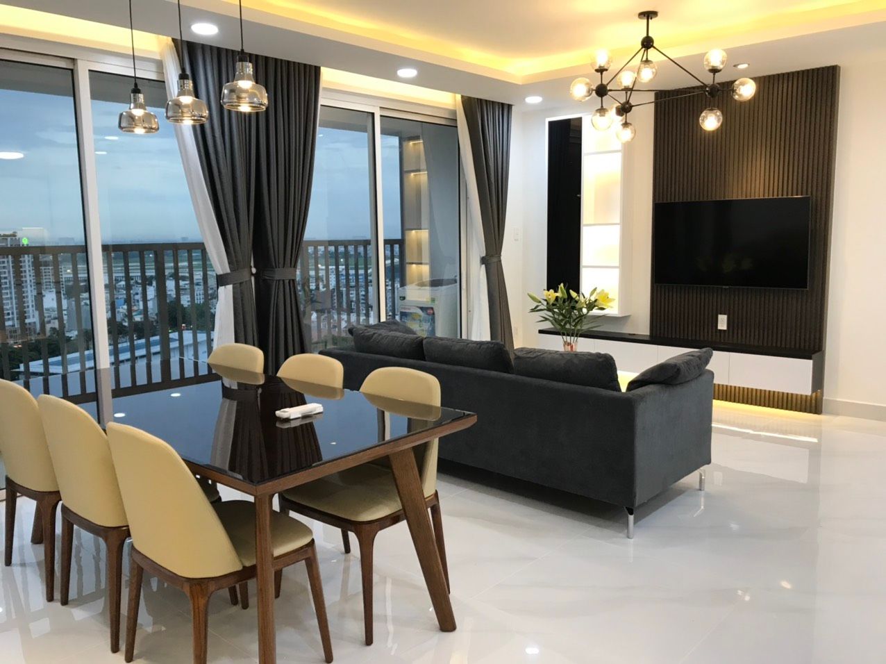 Chính chủ cần cho thuê 3PN 3WC 114m2 full nội thất cao cấp, view góc sân bay, quận 1