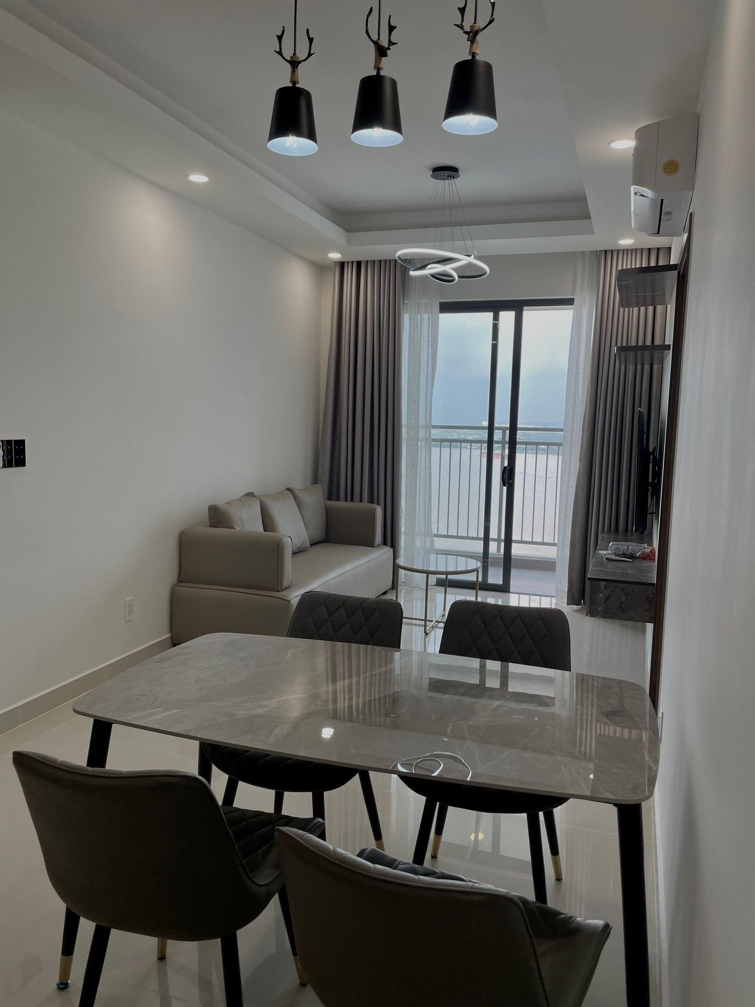 Tôi chính chủ cần bán gấp căn penthouse 3PN River Panorama 180m2 giá 8,5tỷ view sông LH 0965 645 ***