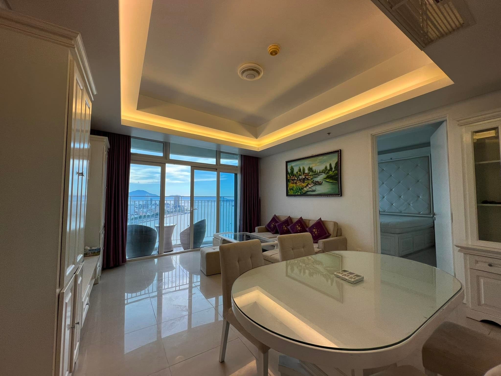 Cần cho thuê căn penthouser 200m2, tầng cao view sông Hàn, giá 48 triệu/th. LH 0766 827 ***