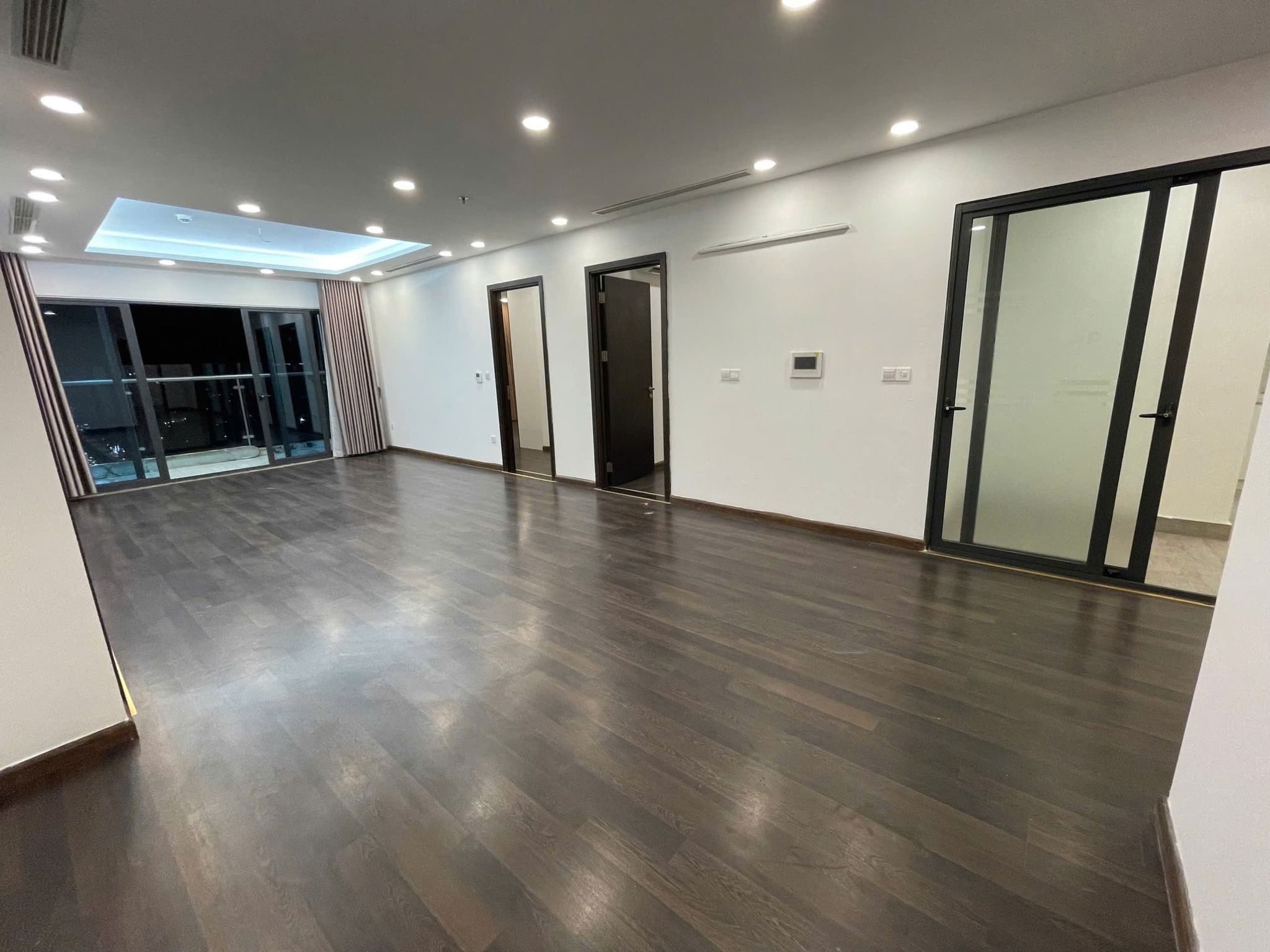 Cho thuê căn hộ Royal City tòa R5, 22 triệu, 105m2, 2PN view đẹp, giá tốt