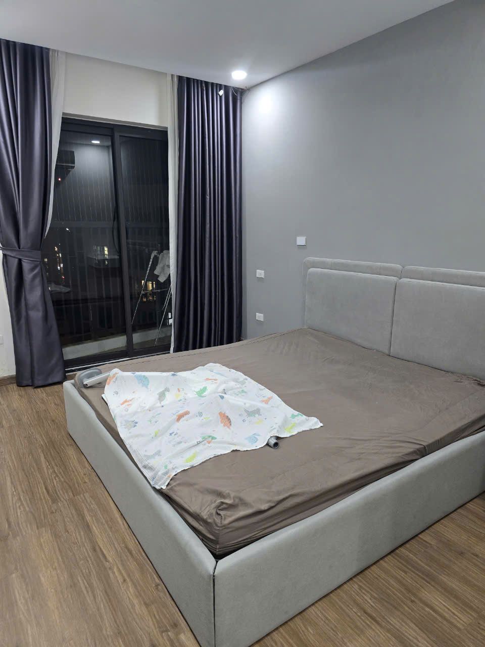 Bán căn 76m2 (2PN - 2VS) giá 4,6 tỷ bao thuế phí. Tầng đẹp - view đẹp full nội thất. LH: 0947 065 ***