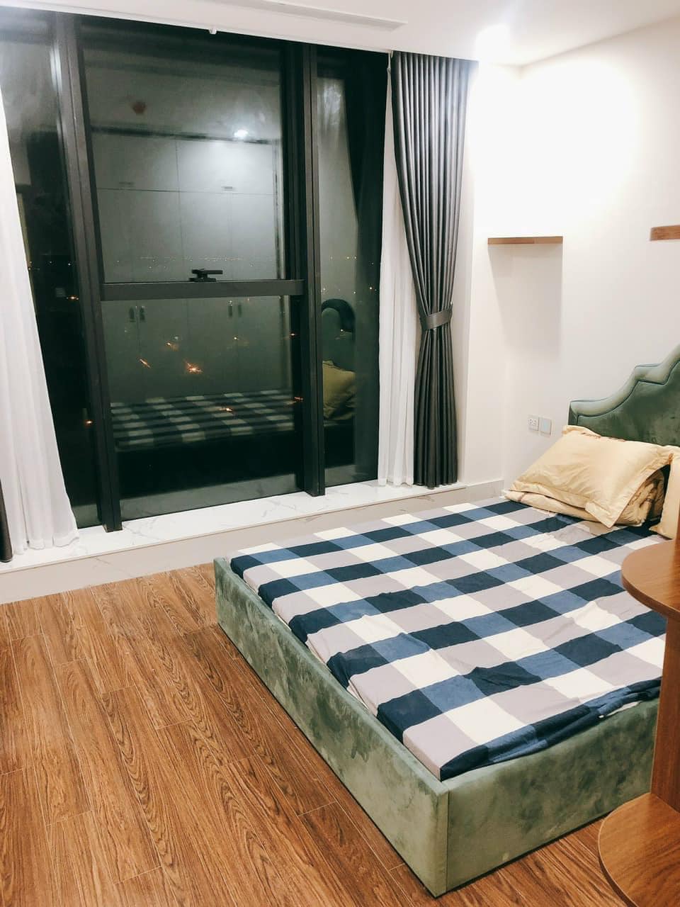 Cho thuê CHCC Sun Grand City - Thụy Khê, 3PN, 150m2, đủ đồ đẹp, giá thỏa thuận. LH: 0983 951 ***