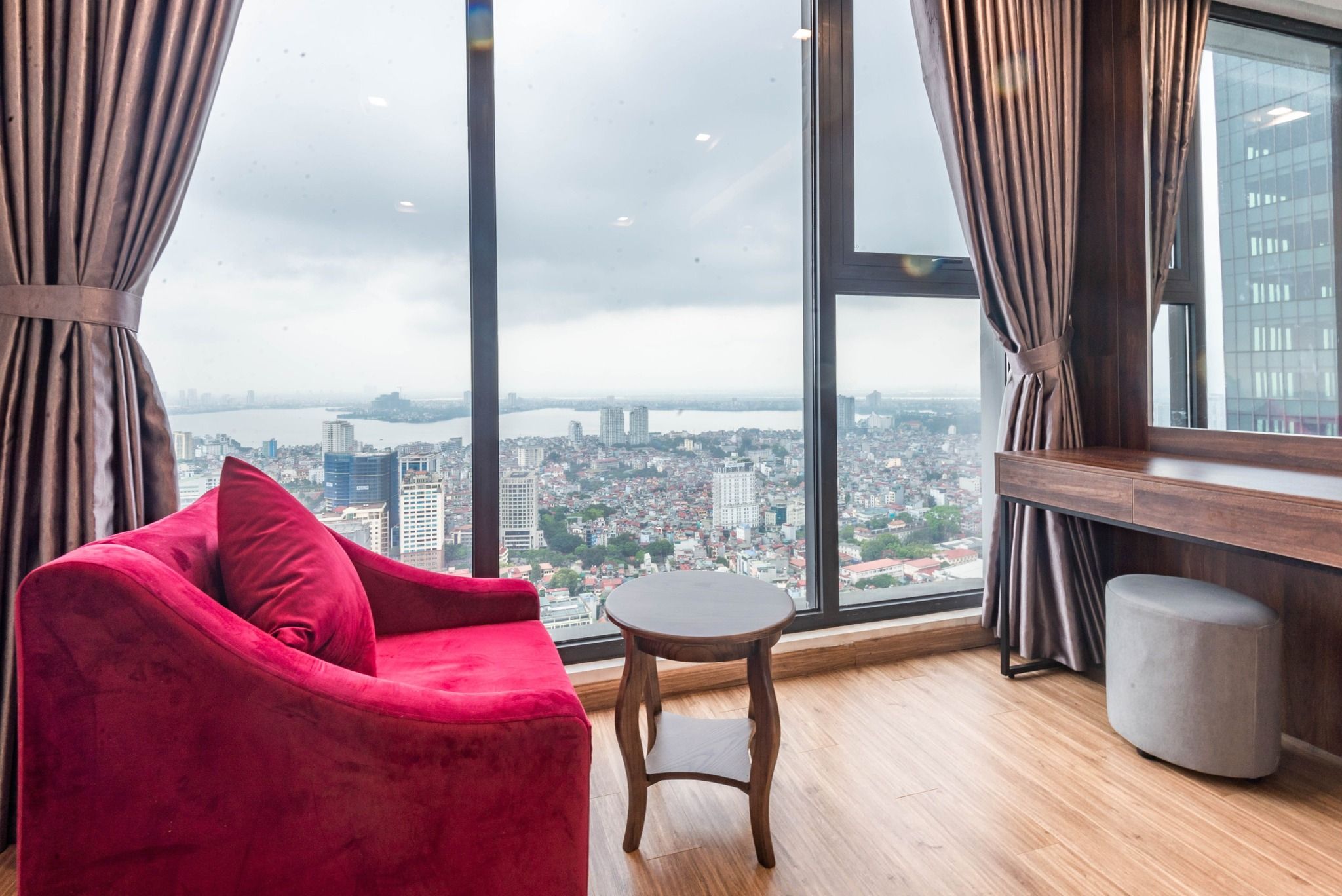 Cho thuê căn hộ tại Sun Grand City - 69B Thụy Khê, 155m2, 3PN S1 căn góc view Hồ Tây tầng cao