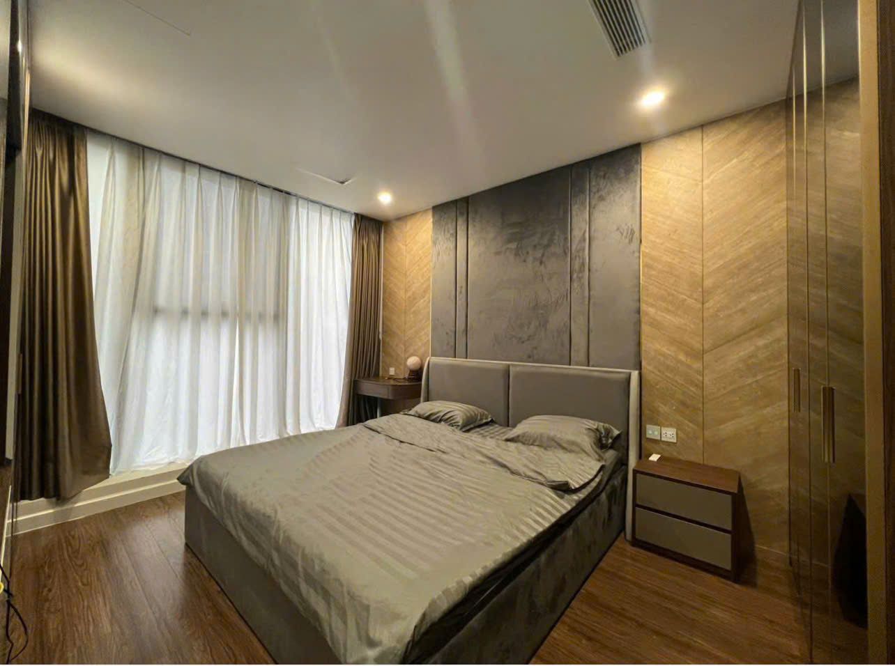 Cho thuê gấp CH cao cấp Sun Grand City - 69B Thụy Khuê, 165m2, 3PN, đủ đồ, view Hồ Tây 0975 864 ***