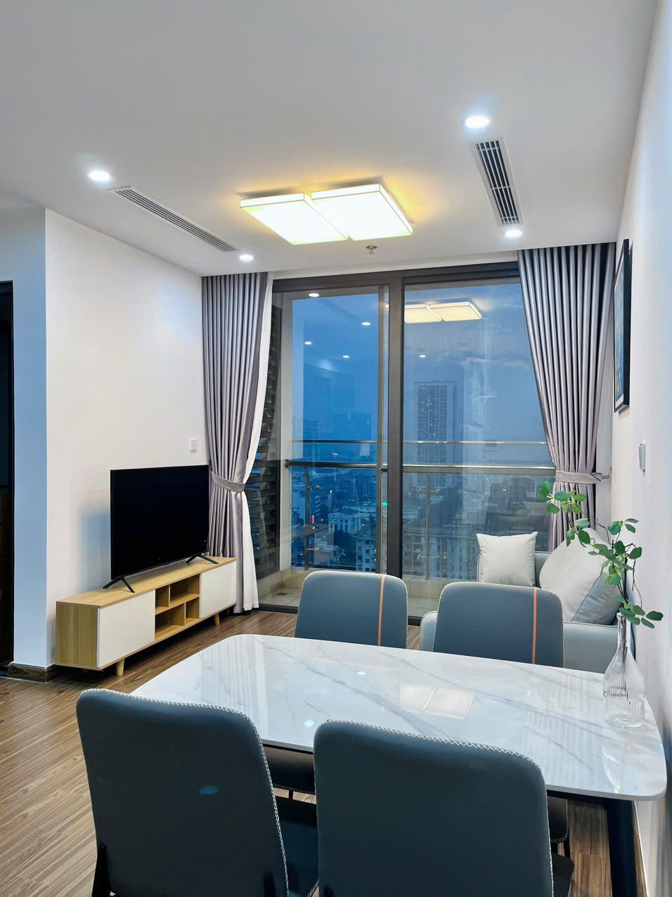 Hiếm: Cho thuê căn hộ 100m2, 3PN, đồ cơ bản chủ đầu tư tại Gold Tower, giá 17tr. 0899;'511';866