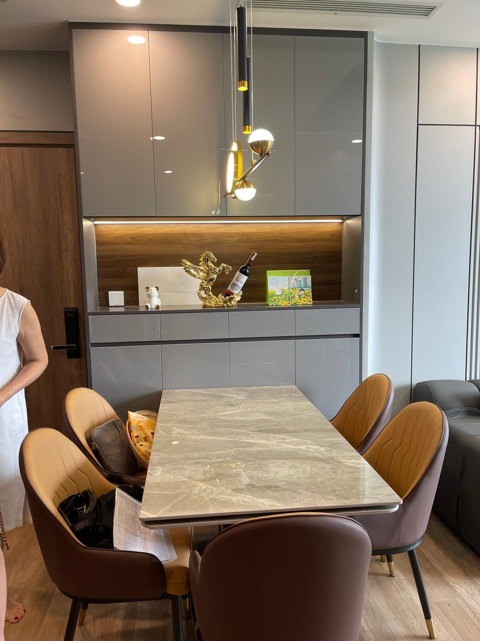 Tôi cần bán căn hộ 2 phòng ngủ toà C14 - Bùi Xương Trạch, liên hệ tôi: 0368 945 ***