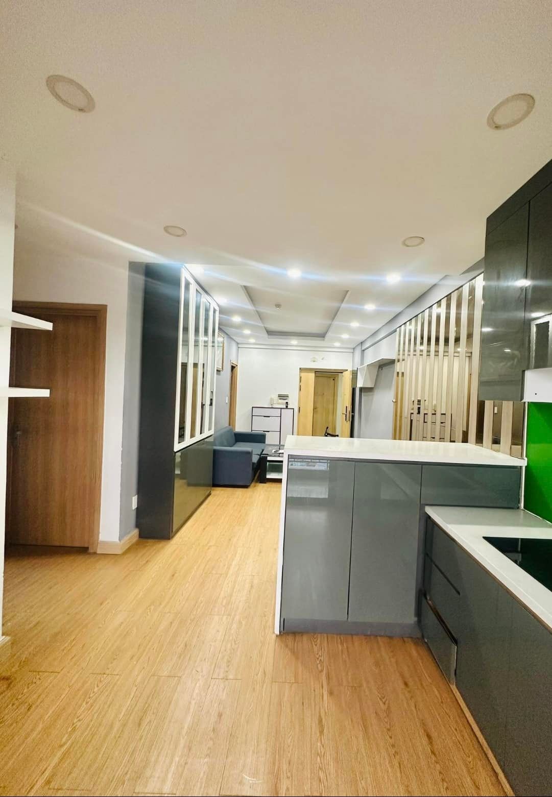 Cần bán căn 3 phòng ngủ toà N01 DT: 90m2 cửa Đông ban công Nam. Căn góc. Đã có đồ mới đẹp