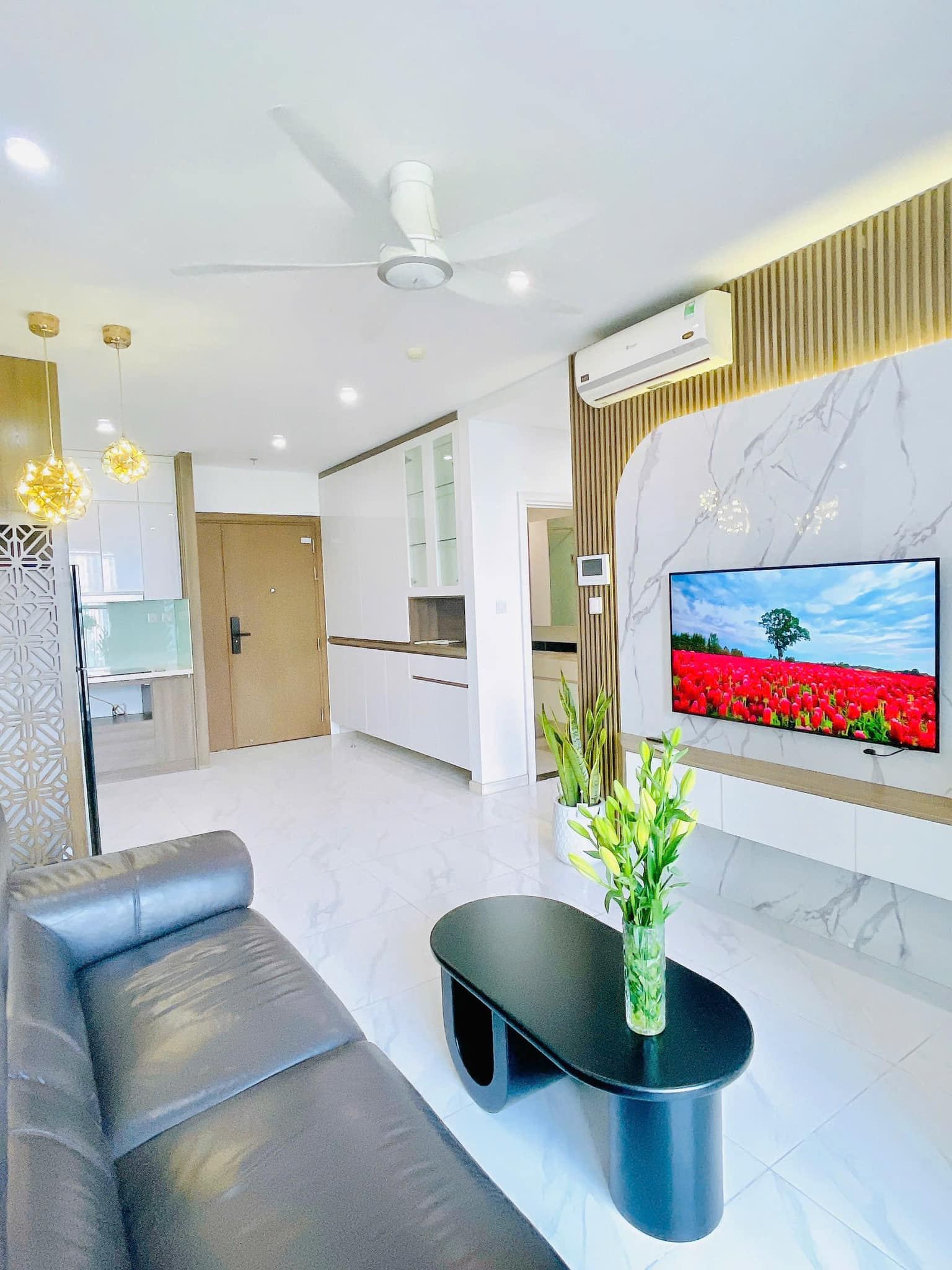 Cho thuê căn hộ 3 phòng ngủ, đủ đồ 20tr/th tại Luxury Park Views cạnh công viên, vào ở ngay