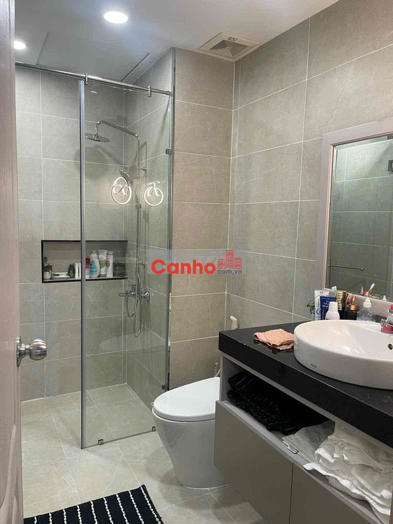 cần bán chung cư linh trung ngay ngã tư thủ đức, có sổ hồng vĩnh viễn