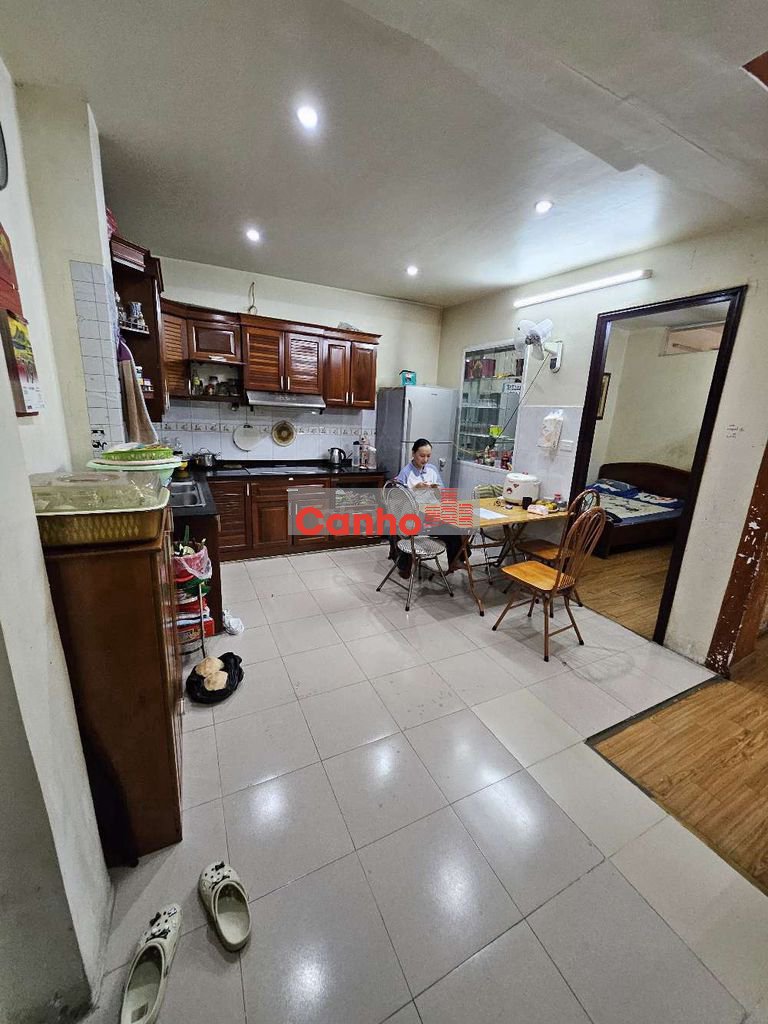 Cần bán gấp căn tập thể Hoàng Quốc Việt 90m vuông 3 phòng ngủ cực rộng