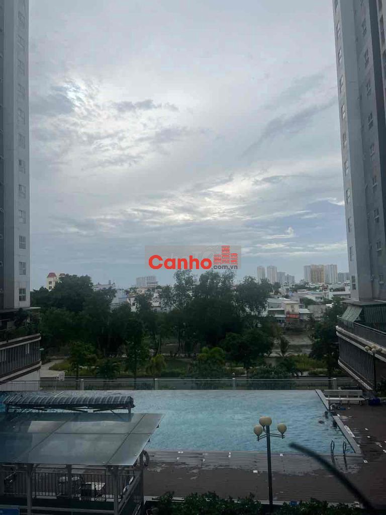 Cần bán căn hộ tầng thấp view hồ bơi, rất mát vào buổi tối