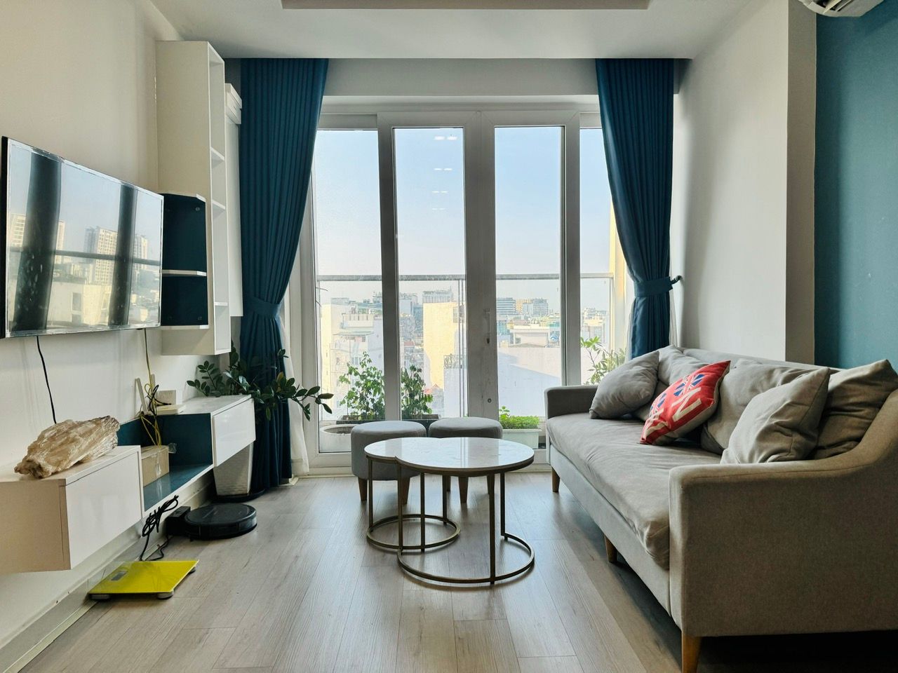 Cho thuê gấp căn hộ Sky Center Phổ Quang 2PN2WC-74m2 giá 16tr/th, đang trống.LH 0932 192 028-Ms.Mai