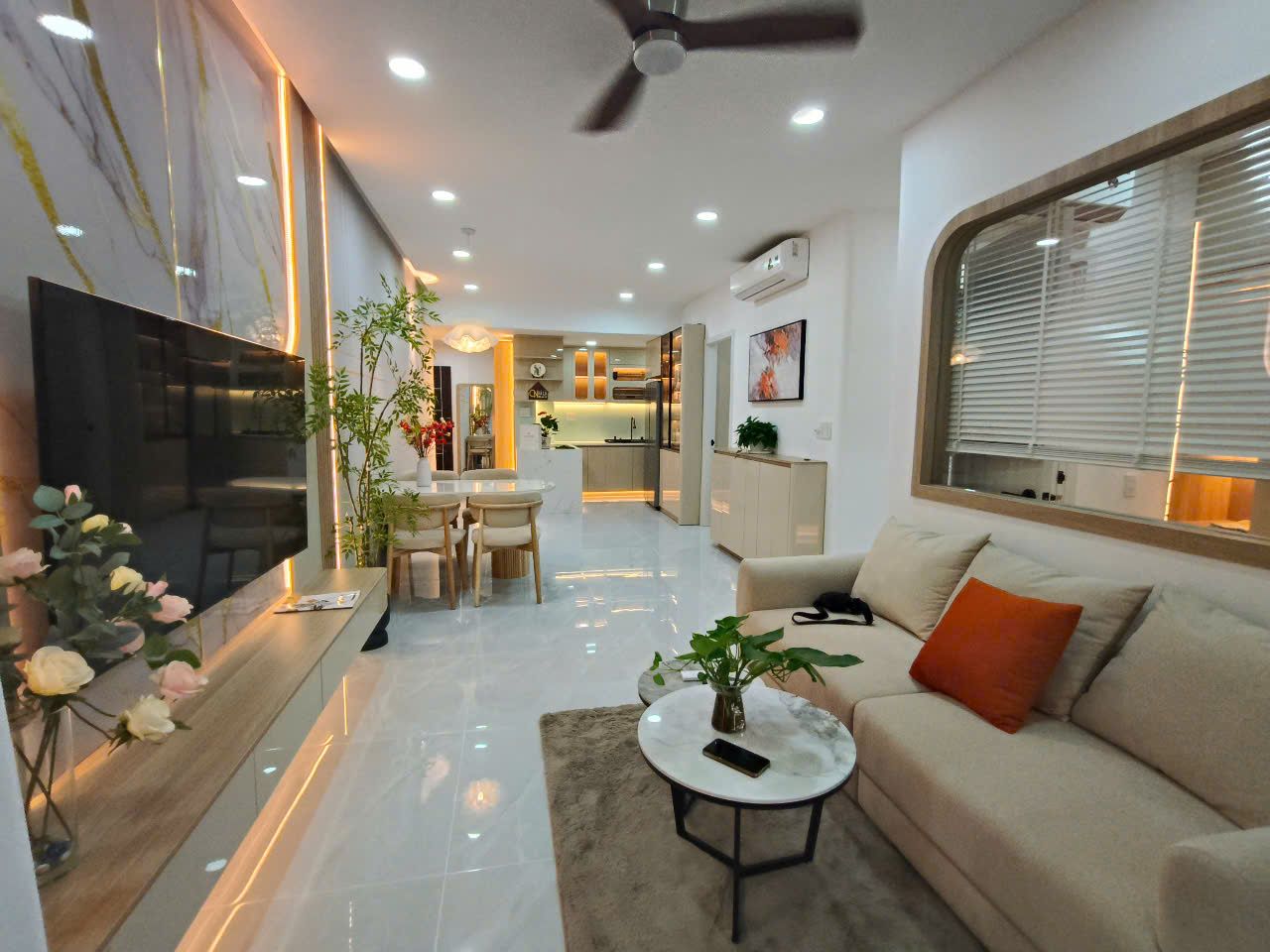 Cần bán nhanh căn hộ Sky garden 3, PMH, Q7, căn góc 74m2, TK 3PN nhà mới đẹp giá chỉ 6,1 tỷ
