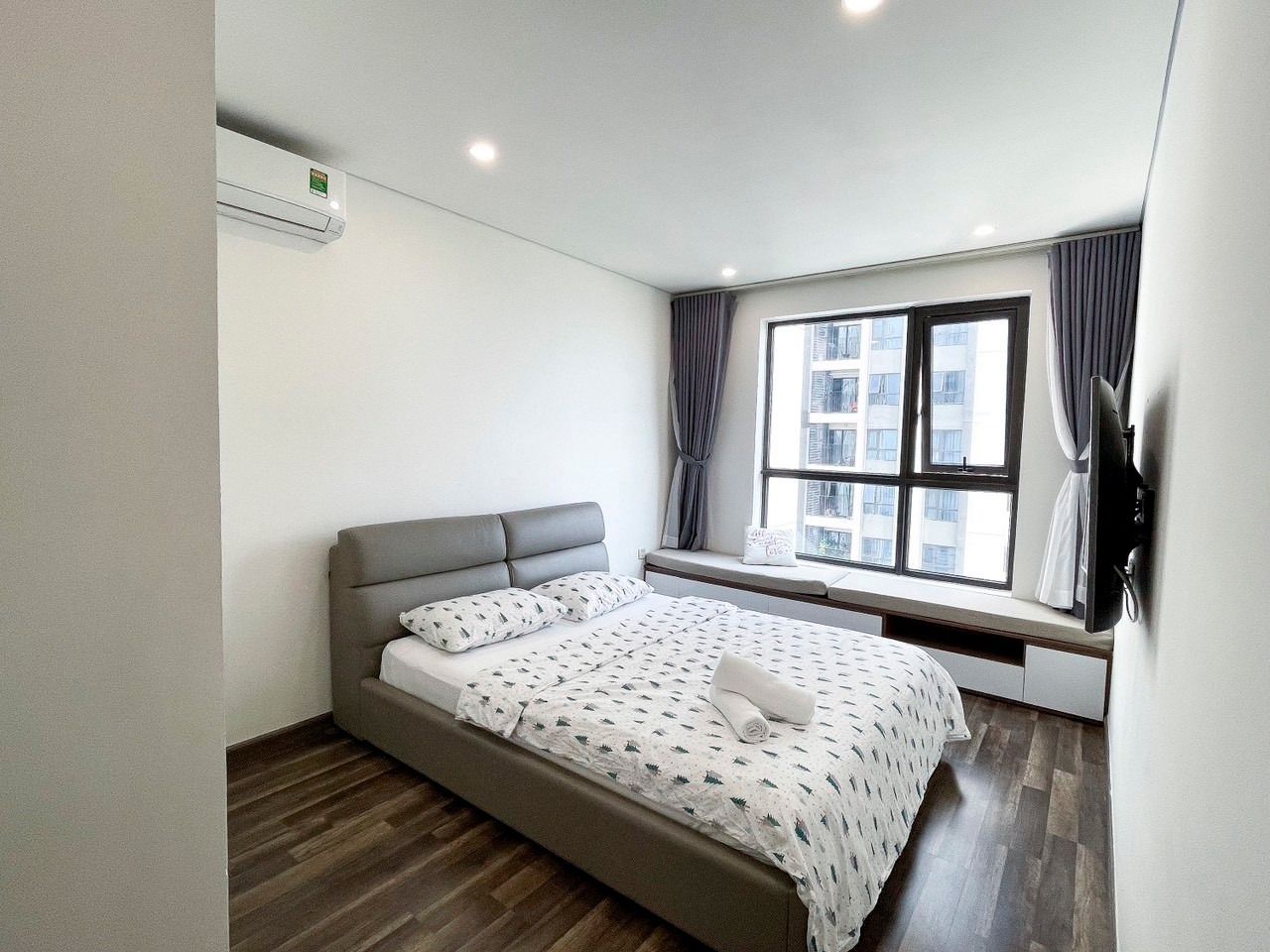 Tôi bán căn 2PN, 2WC,starup tower.65m2, giá 3,85 tỷ. Giá tốt nhất trong khu vực