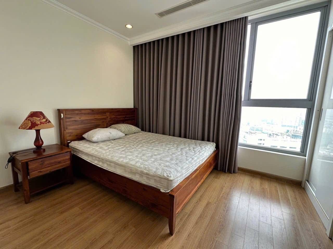 Cho thuê căn hộ Vinhomes Nguyễn Chí Thanh, 1PN, 55m2, full đồ. LH: 0911 400 ***, vào ở ngay