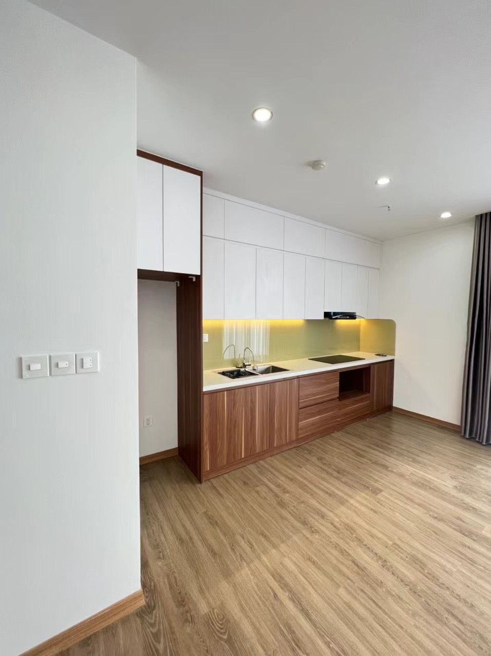 Cho thuê gấp căn hộ chung cư cao cấp, Giảng Võ, 120m2, full đồ, view hồ, 3 pn, 2vs