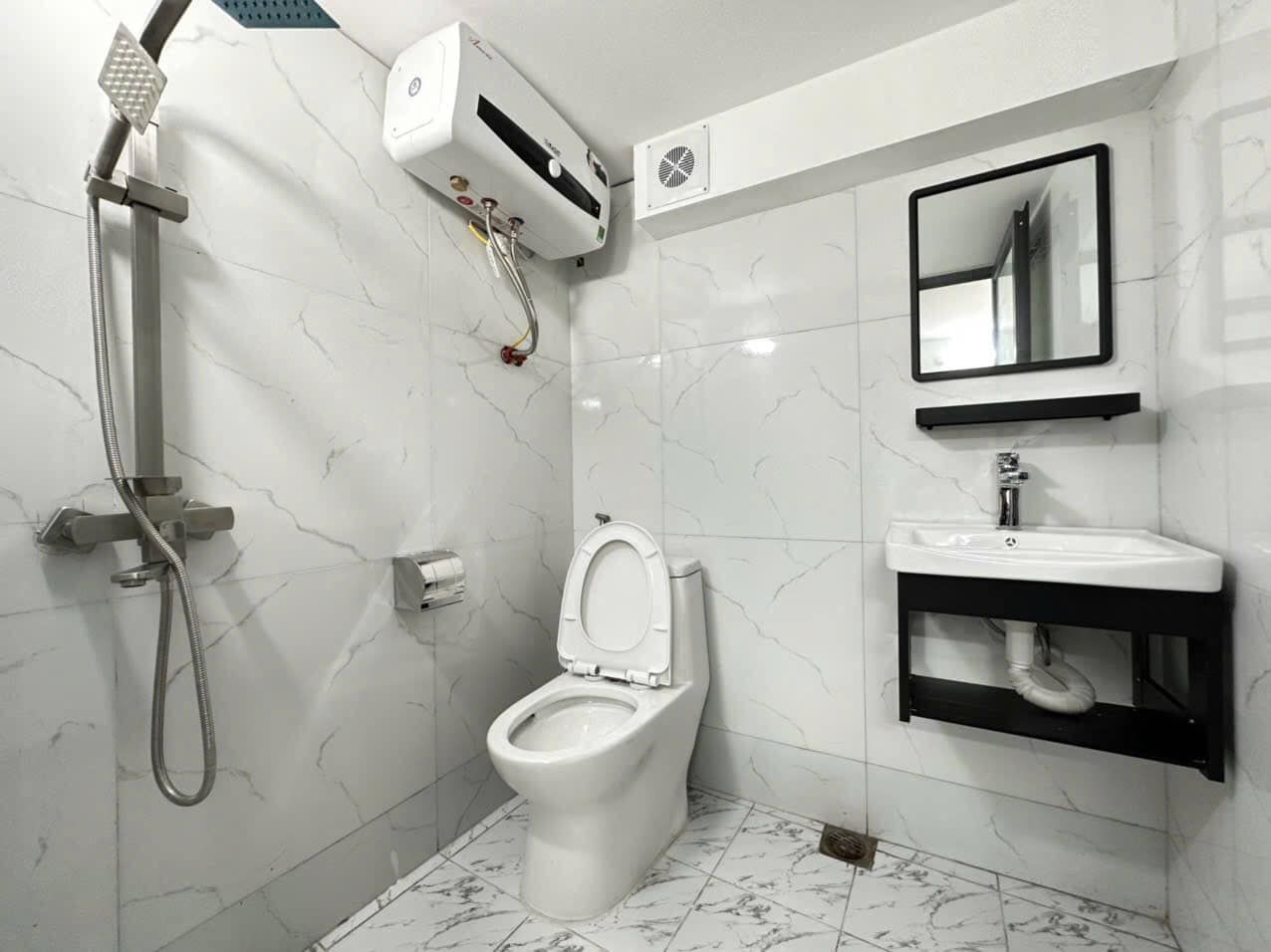 Bán nhà tập thể Vạn Bảo, Đội Cấn, 2 ngủ, 2WC, ô tô vào tận sân nhà, có sân để xe, nhà đẹp, ở ngay