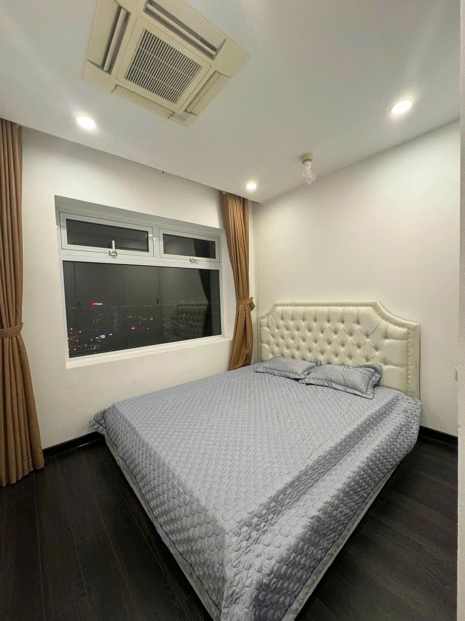 Cho thuê chung cư cao cấp phố Lạc Trung 130m2, 3 ngủ. Full nội thất