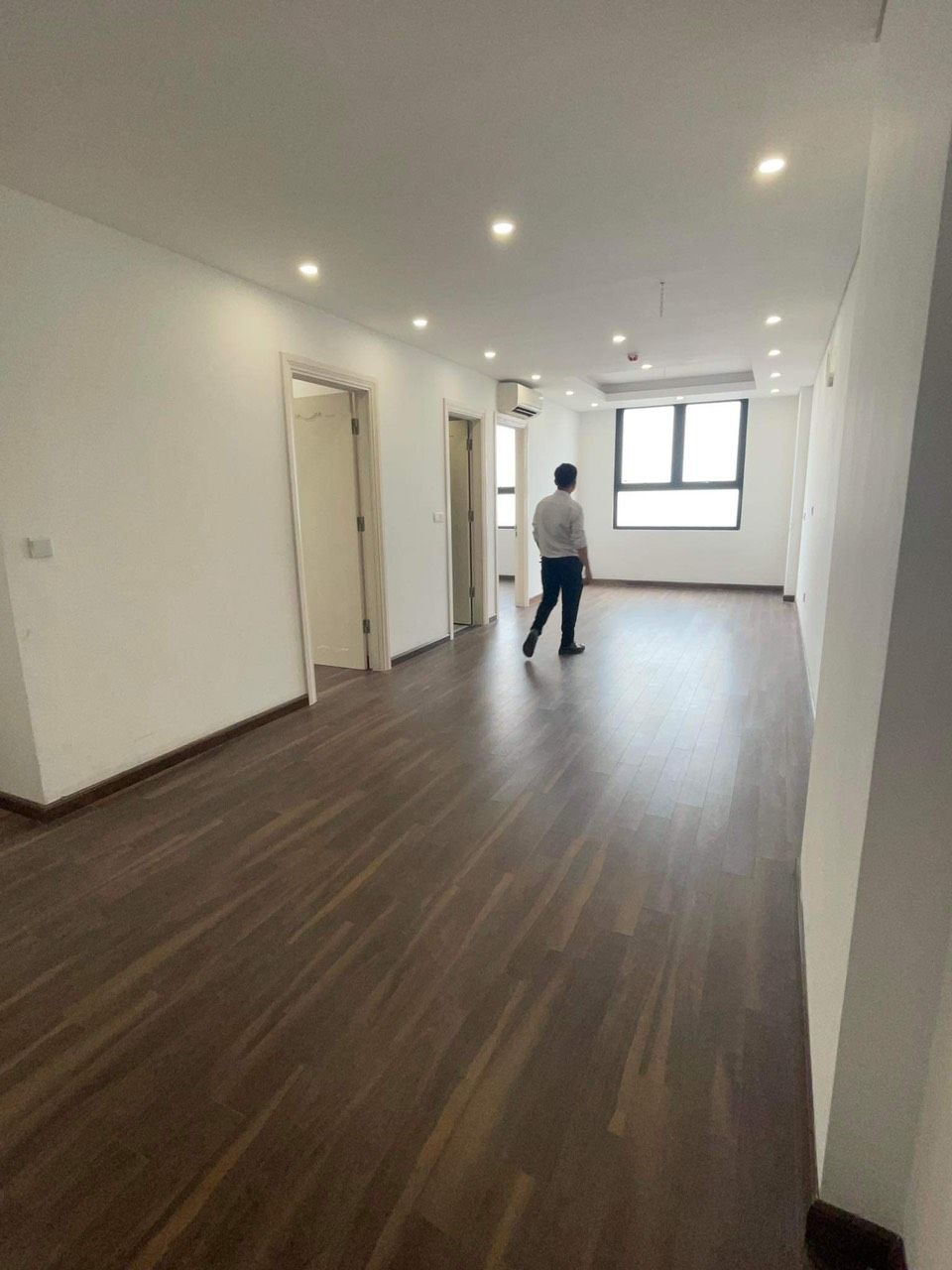 Chuyển nhượng căn 3PN 80m2 siêu đẹp, full đồ, sẵn sổ, hướng bc đông nam view vinhomes. Giá 4 tỷ