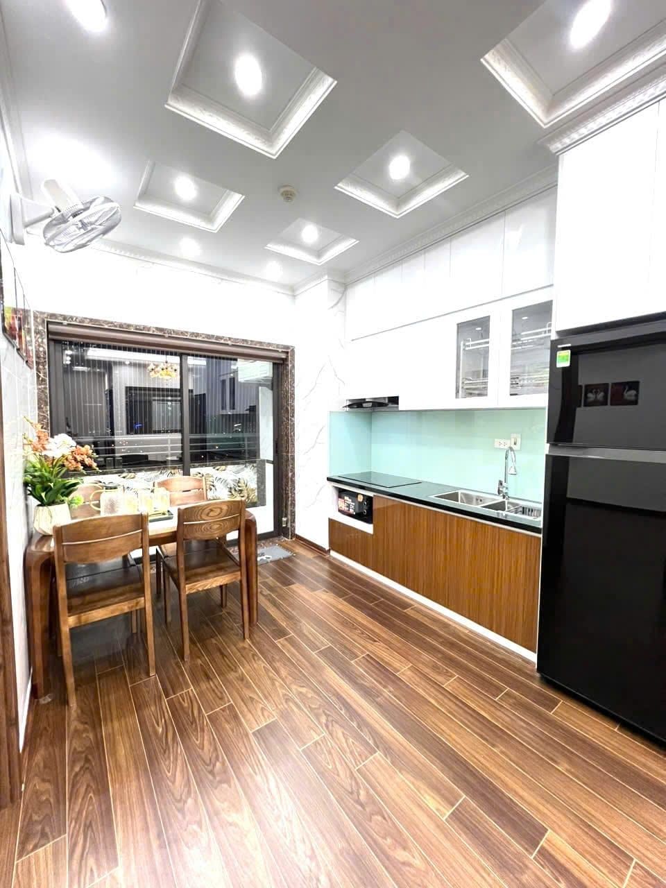 Tôi cần bán căn 3PN 138m2 tòa Vimeco Nguyễn Chánh, giá 8.9 tỷ, bao phí. LH 0977 632 ***