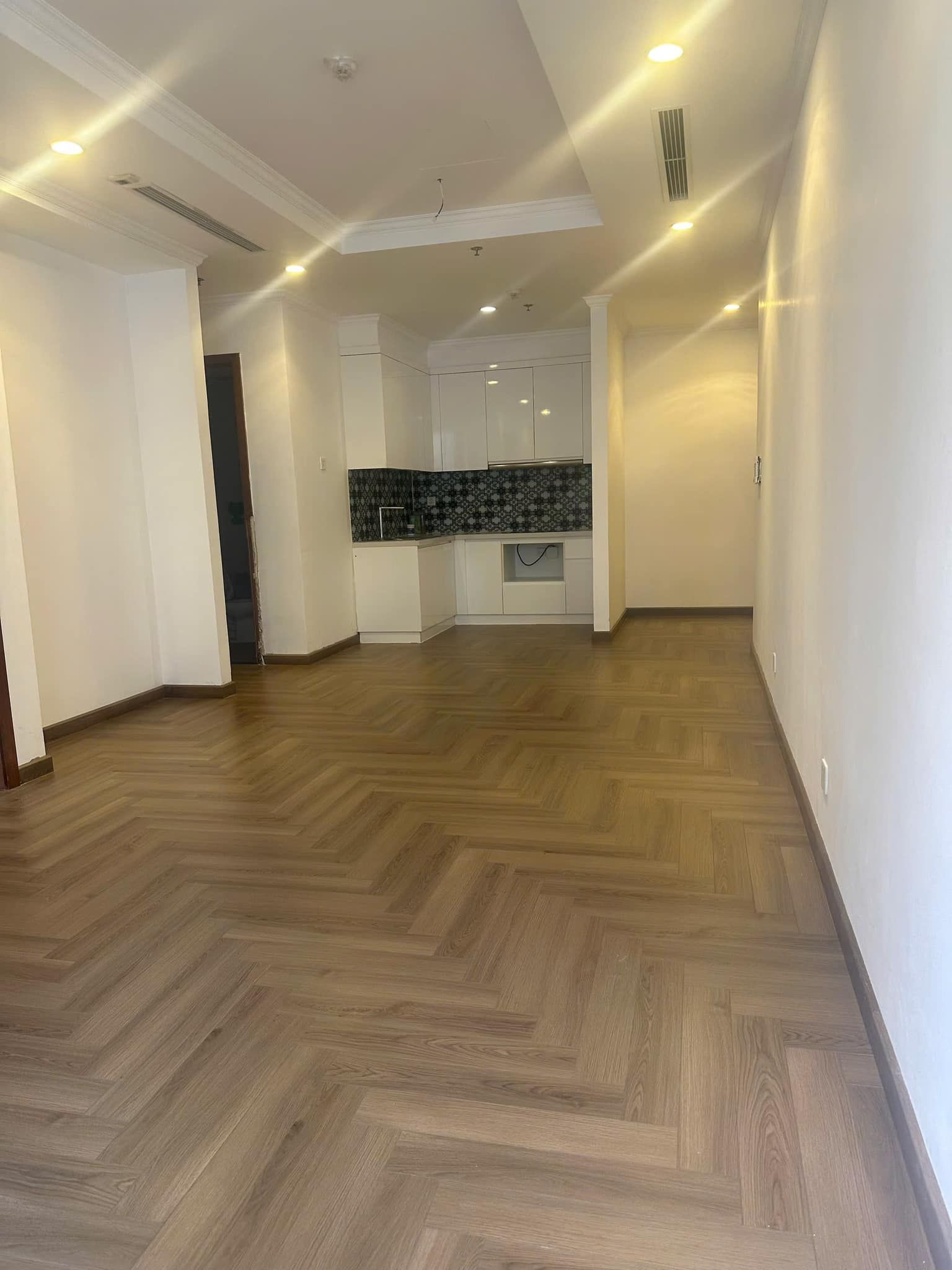 Cho thuê căn 2PN hướng Đông Nam 80m2 toà ParkPremium. Giá 15 triệu/tháng. Liên hệ: 0862 508 ***