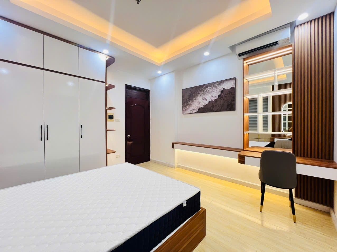 Cho thuê gấp căn hộ 80m2, 2PN, 2VS, full nội thất. Ở ngay và luôn, 0979 691 ***