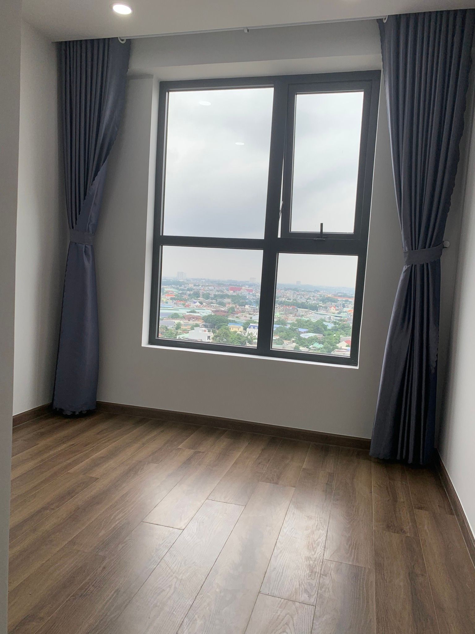 Căn hộ đẹp mà rẻ nhất thị trường, view đông nam. Diện tích 76m2, 2PN, 2WC, ô xe hầm. Xem nhà 24/7