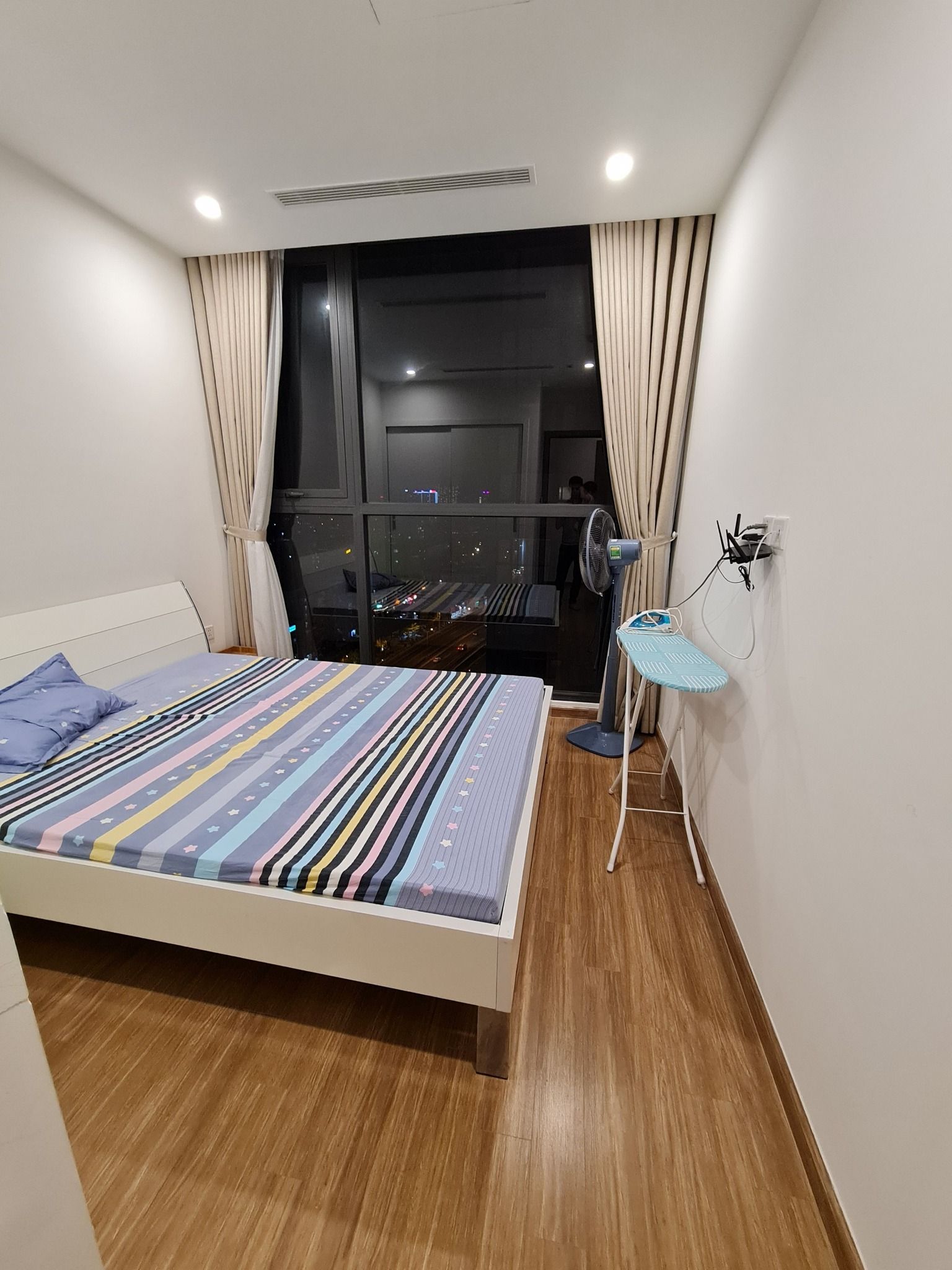 Gấp - Cho thuê gấp căn hộ 2.5 PN 86m2 đồ cơ bản đã sẵn giường Sky Park Residence giá 15 triệu