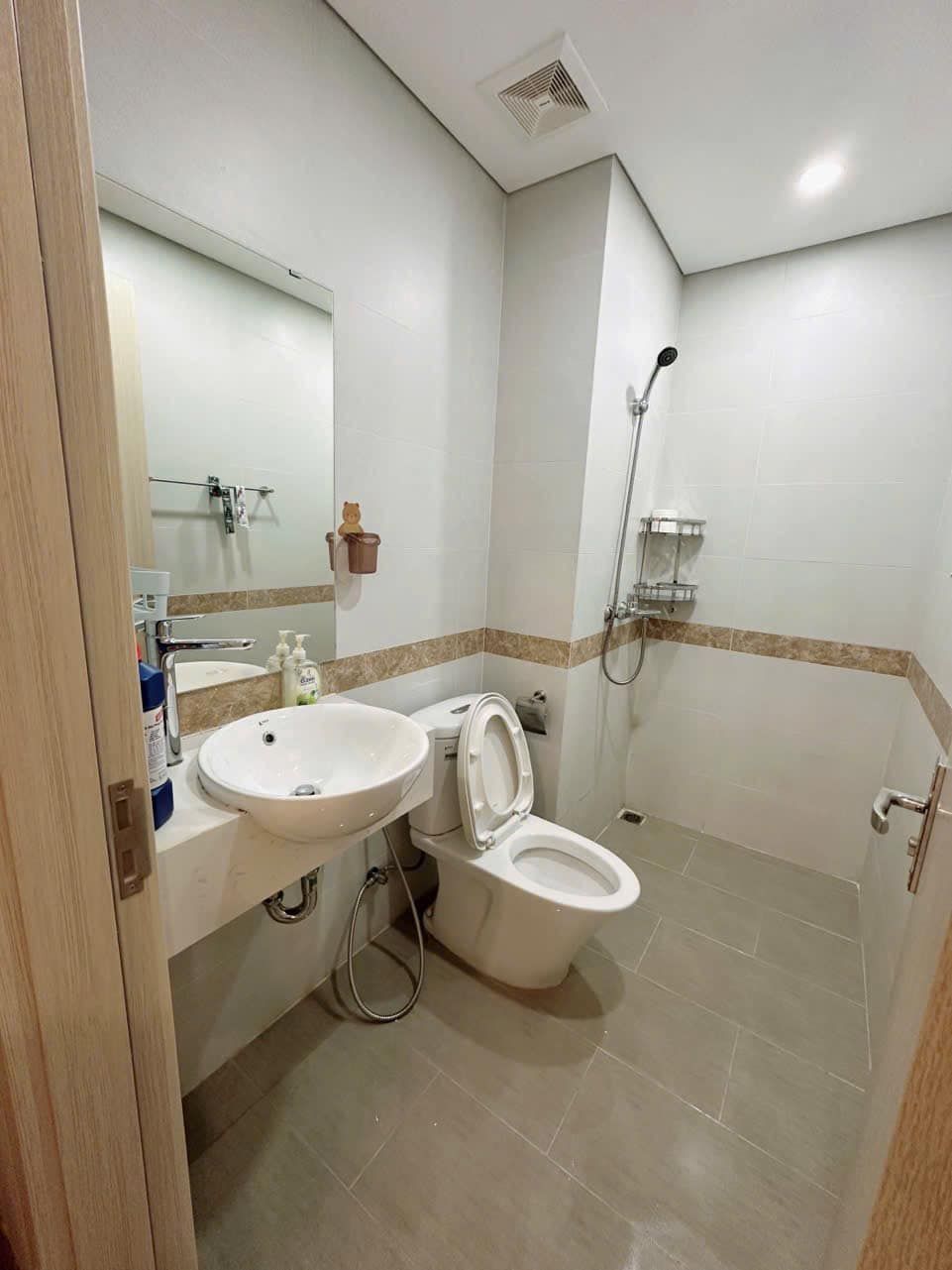 Cho thuê CC HCMC 249 Thụy Khuê full đồ 3PN 2WC 1 bếp 1 khách 1 kho, 140m2, tầng 18, giá 18 tr/tháng