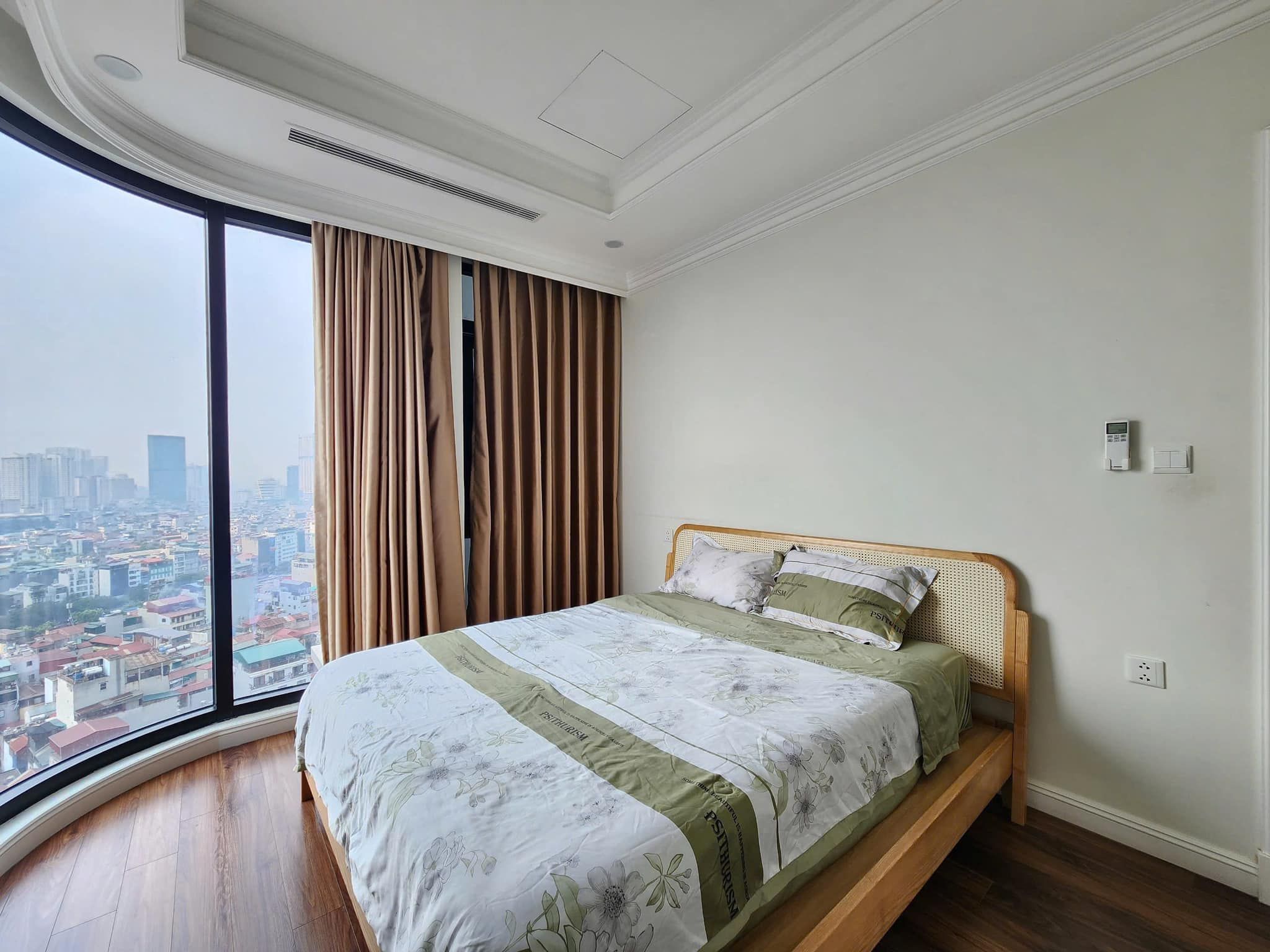 Cho thuê căn hộ Hong Kong Tower, diện tích 127m2 3 ngủ đủ đồ, giá thuê 19.5 triệu/th. Lh 0945 894 ***