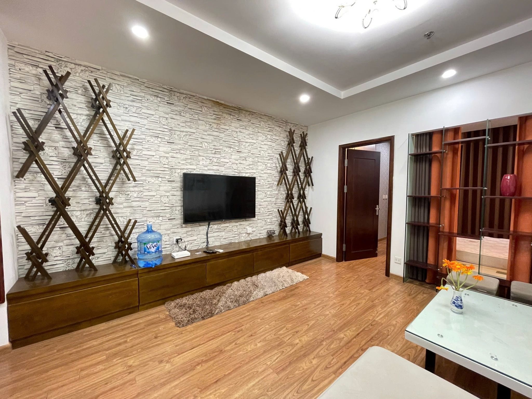 Chính chủ cần cho thuê gấp 2 ngủ 83m2 Time City nhà cực đẹp, vào ở luôn. Giá 15tr/th. LH 0384 819 ***