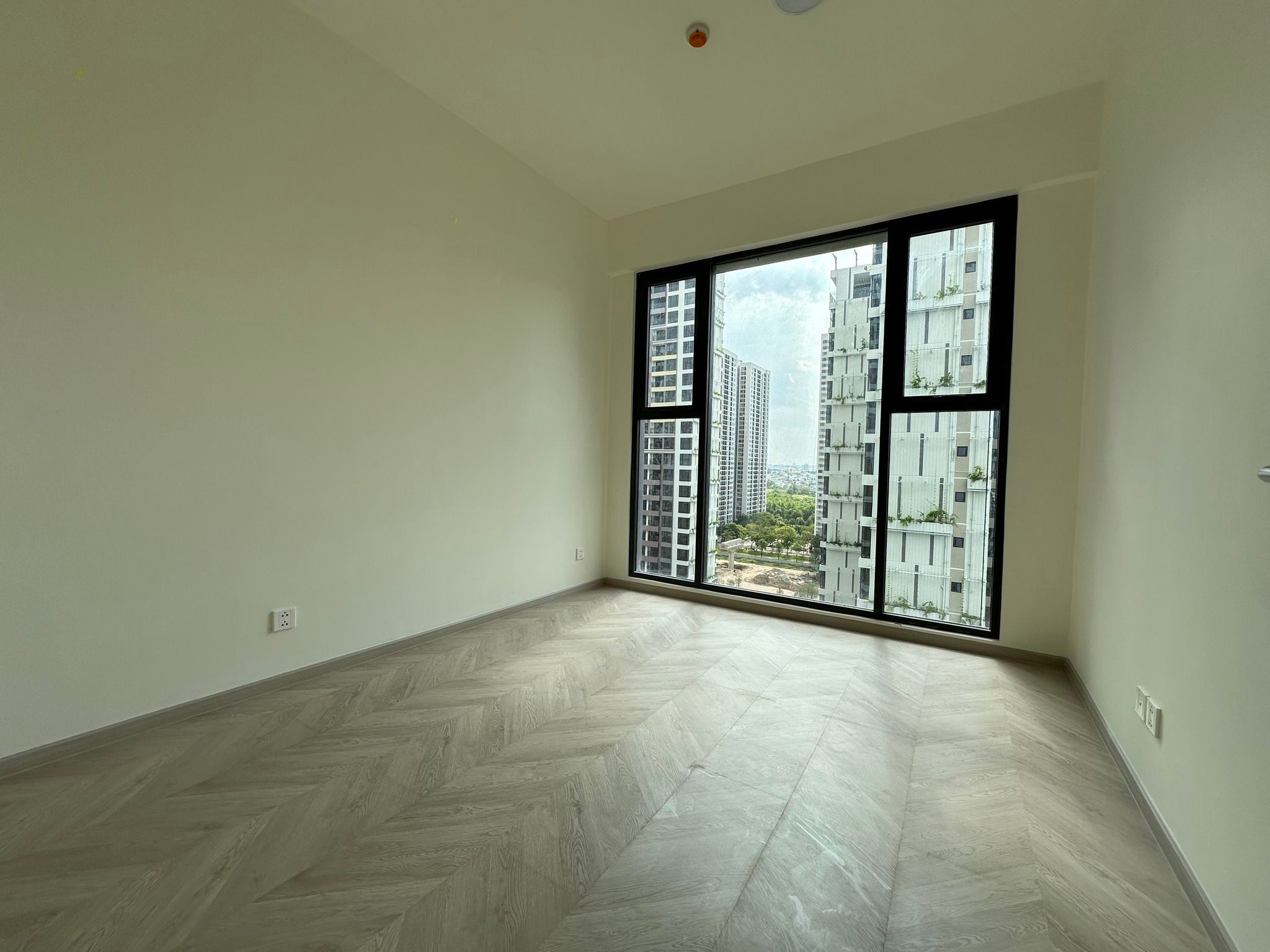 Cho thuê căn hộ Vinhomes Grand Park 2pn 2wc hướng Đông Nam view sông nội thất như hình giá 7.5tr/th